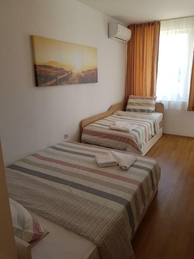 Aquapark Apartment Pantai Sunny Bagian luar foto