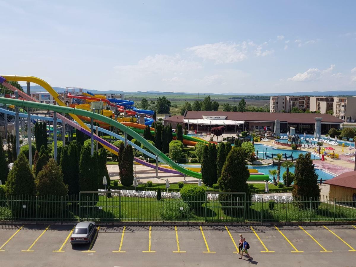 Aquapark Apartment Pantai Sunny Bagian luar foto
